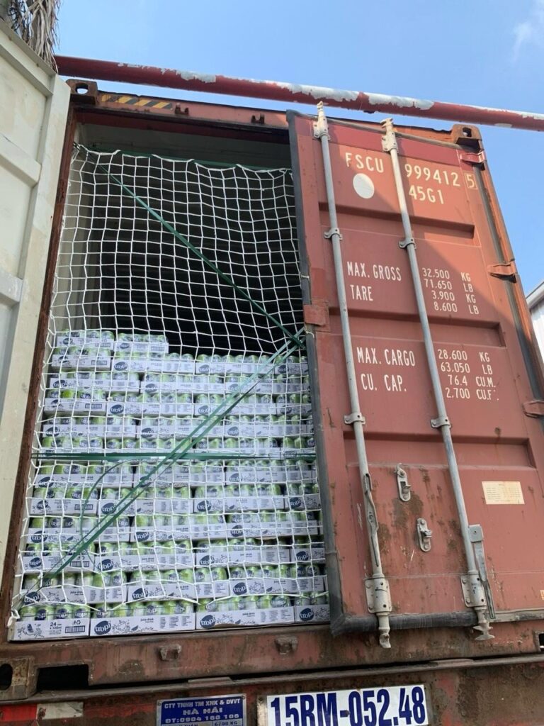 Droša kravas (dzērienu) nostiprināšana 40 pēdu konteinerī ar speciālu tīklu. Sagatavošana multimodālam pārvadājumam no Vjetnamas uz Kirgizstānu.