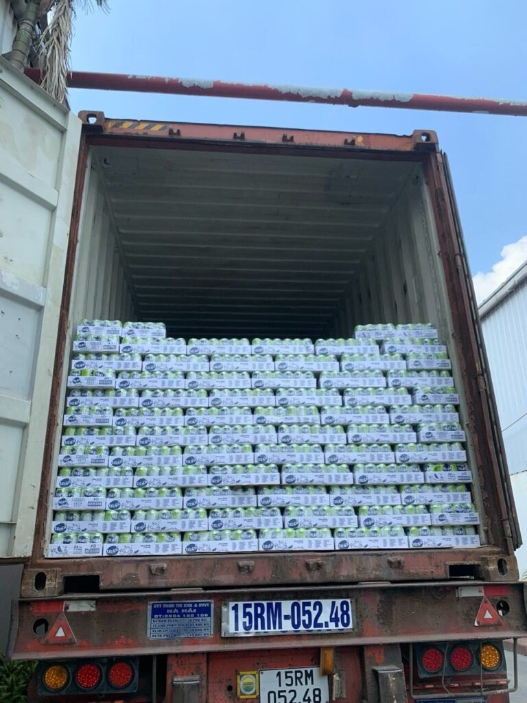 40 pēdu konteinera iekraušana ar dzērieniem Vjetnamā multimodālam pārvadājumam uz Kirgizstānu. Loģistika no Lazarus Forwarding.