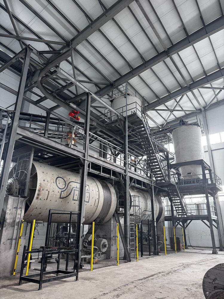 Lielgabarīta lodīšu dzirnavas māla malšanai jaunajā flīžu rūpnīcā Kirgizstānā